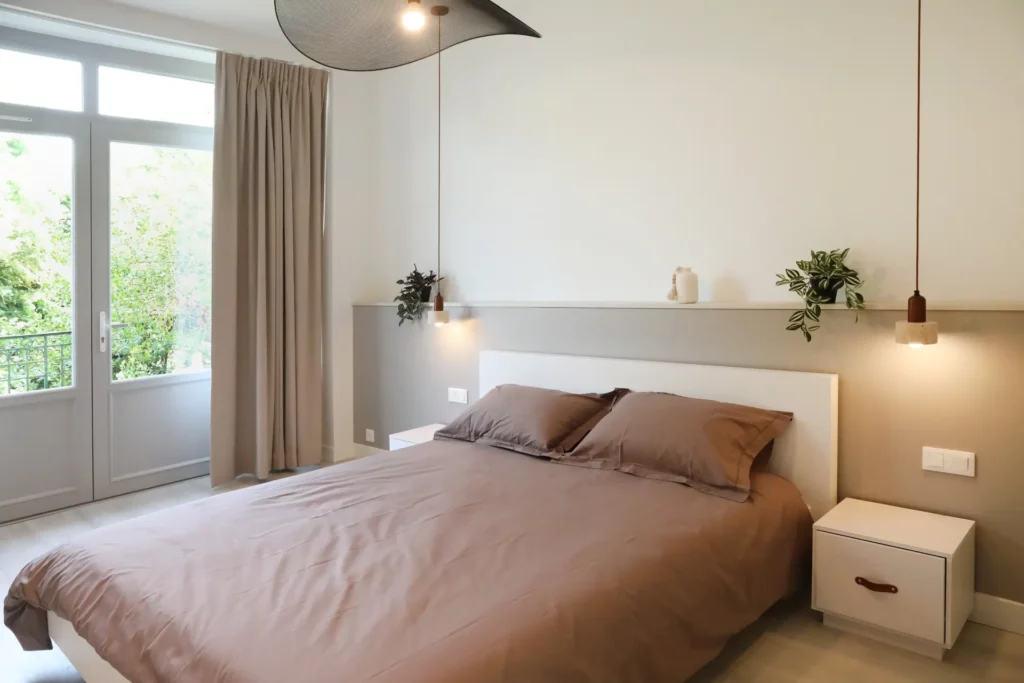 Rénovation d'une chambre lumineuse avec accès extérieur par l'agence Ilot Archi dans un appartement T5 d'époque à Chantilly.