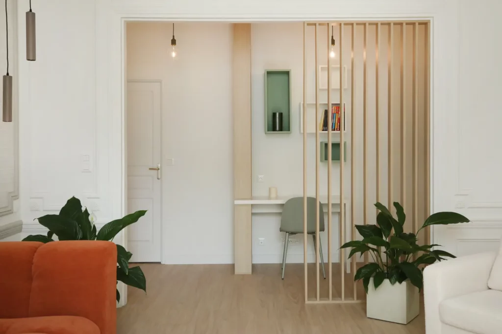 Aménagement d'un espace bureau sur mesure séparé par un claustra en bois vertical dans un appartement T5 à Chantilly par Ilot Archi.